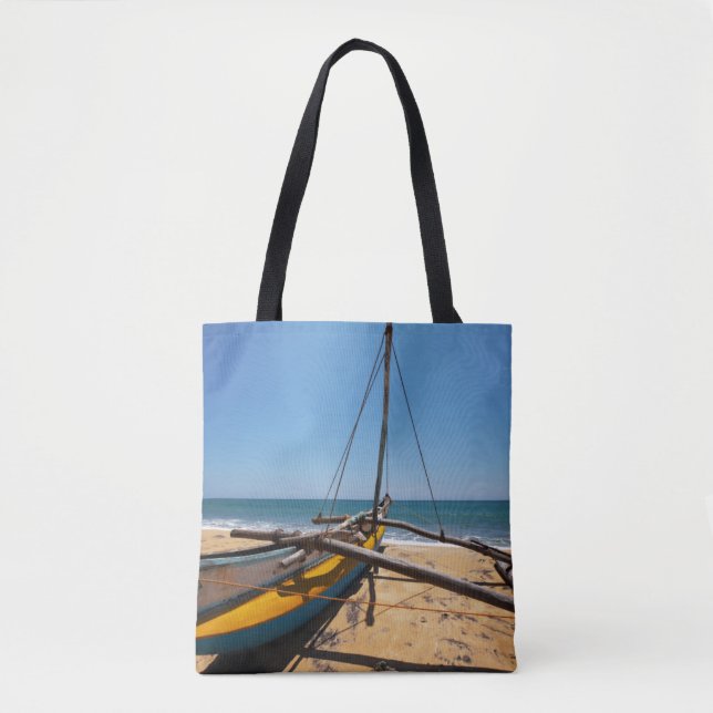 Fischerboot festgemacht auf Strand (Vorderseite)