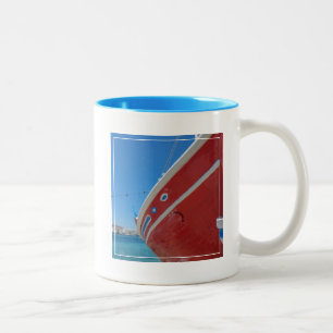Fischerboot im Hafen von Mykonos in den Kykladen Zweifarbige Tasse