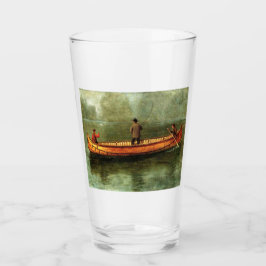 Fischerei von einem Kanu (Fischer in einem Holzboo Glas