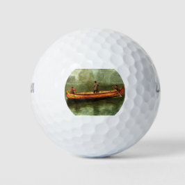 Fischerei von einem Kanu (Fischer in einem Holzboo Golfball