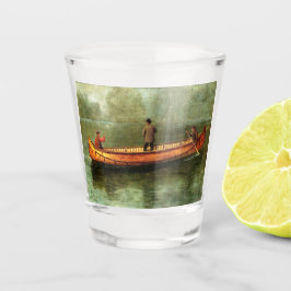 Fischerei von einem Kanu (Fischer in einem Holzboo Schnapsglas