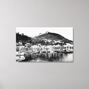 Fischereiflotte-und Rotwild-Berg bei Ketchikan Leinwanddruck