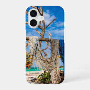 Fischernetze trocknen am Strand iPhone 16 Hülle