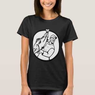 Fischhändler hält und verkauft Fisch im Kreis  T-Shirt