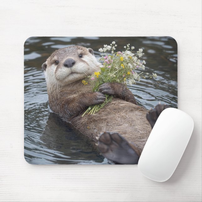 Fischotter schwimmt mit Wildblumenstrauß Mousepad (Mit Mouse)