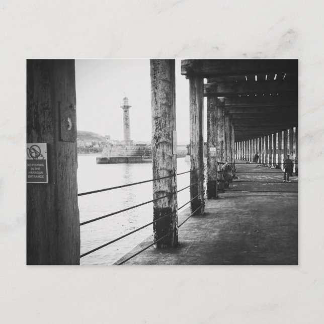 Fishermen under Whitby Pier, Whitby, North Yorks. Postkarte (Vorderseite)