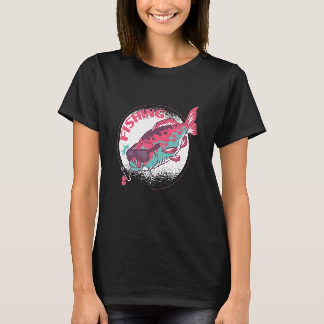 Fishing cool carp with sunglasses about to eat on  T-Shirt (Vorderseite)