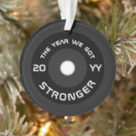 Fitness Barbell 2022 Foto von Christmas Ornament<br><div class="desc">This Christmas tree ornament mics the look of a barbell plate and reads " 2022 - the year we got stronger" but it can be customized with your own wording or a different year. Perfect for the athlete or weightlifter in your life, especially one who is dedicated the pandemic stay...</div>