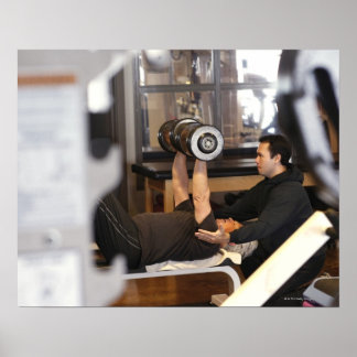 Fitness Coach arbeitet mit Senior in Gymnastik Poster