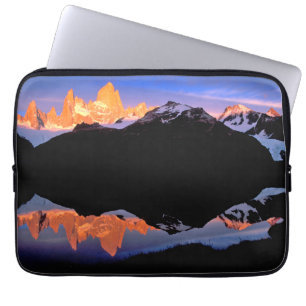 Fitz-Roy-Gruppe gespiegelt in Gletscherseen Laptopschutzhülle