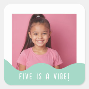 Five ist ein Vibe Custom Foto Geburtstagsparty Fav Quadratischer Aufkleber