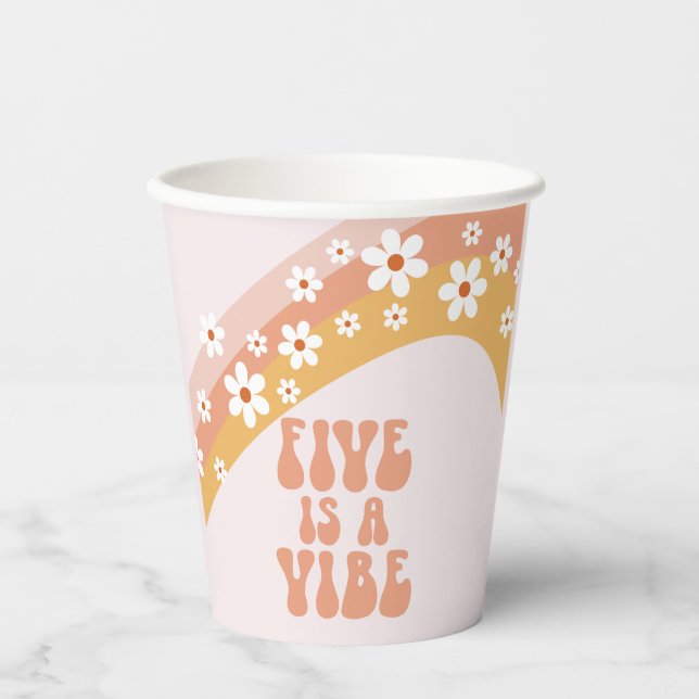 Five ist ein Vibe Groovy Retro Daisy Boho Rainbow Pappbecher (Vorderseite)