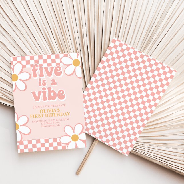 Five ist ein Vibe Retro Karo Pink Daisy Einladung (Von Creator hochgeladen)
