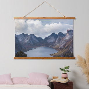 Fjord Reflexionen – Majestätische Bergstille Wandteppich Mit Holzrahmen