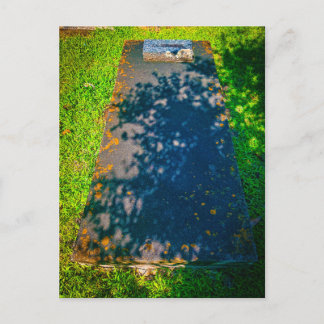 Flacher Grabstein mit Blattschatten Postkarte