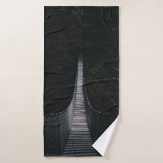 FLACHFOKUSFOTO EINER BRAUNEN HOLZBRÜCKE BADEHANDTUCH