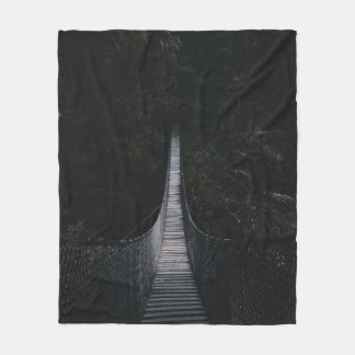 FLACHFOKUSFOTO EINER BRAUNEN HOLZBRÜCKE FLEECEDECKE