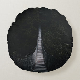 FLACHFOKUSFOTO EINER BRAUNEN HOLZBRÜCKE RUNDES KISSEN