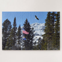 Flag und Adler mit Berg im Hintergrund
