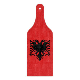 Flagge Albaniens auf dem Glasspanbrett Schneidebrett