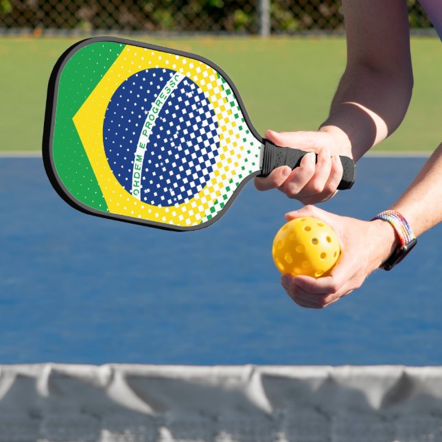 Flagge Brasiliens mit Halftone-Effekt Pickleball Schläger (InSitu)