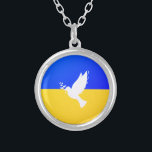 Flagge der Ukraine - Taube des Friedens - Freiheit Versilberte Kette<br><div class="desc">Ukraine - Frieden - ukrainische Flagge - Unterstützung der Freiheit - Solidarität - Starkes Zusammenspiel - Sieg der Freiheit ! Machen wir die Welt zu einem besseren Ort - alle zusammen! Eine bessere Welt beginnt - abhängig - braucht Ihr auch! Sie können auf mehr als 1000 Zazzle-Produkte übertragen. Ändern Sie...</div>