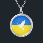 Flagge der Ukraine - Taube des Friedens - Freiheit Versilberte Kette<br><div class="desc">Ukraine - Frieden - ukrainische Flagge - Unterstützung der Freiheit - Solidarität - Starkes Zusammenspiel - Sieg der Freiheit ! Machen wir die Welt zu einem besseren Ort - alle zusammen! Eine bessere Welt beginnt - abhängig - braucht Ihr auch! Sie können auf mehr als 1000 Zazzle-Produkte übertragen. Ändern Sie...</div>