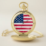 Flagge der USA Pocket Watch Taschenuhr<br><div class="desc">USA - USA - Flag - Patriotic - Unabhängigkeitstag - 4. Juli - Anpassbar - Wählen / Fügen Sie Ihren einzigartigen Text / Farbe - Make Your Special Gift - Neu formatieren und verschieben oder entfernen und hinzufügen / Bild mit Anpassungstool. Sie können Designs auch auf mehr als 1000 Zazzle-Produkte...</div>