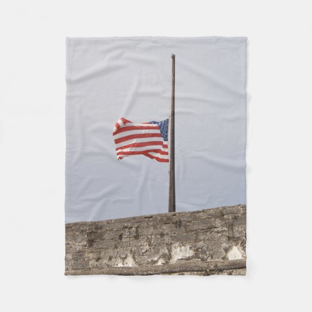 Flagge der Vereinigten Staaten bei Half-Mast (USA) Fleecedecke (Vorderseite)
