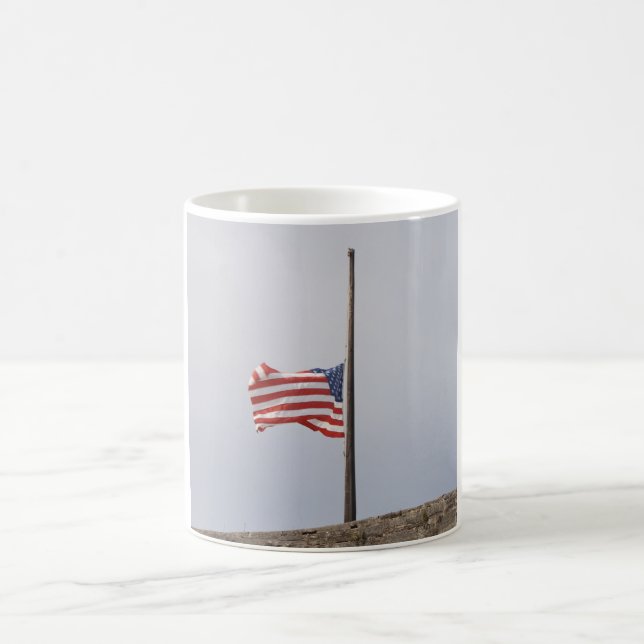 Flagge der Vereinigten Staaten bei Half-Mast (USA) Kaffeetasse (Mittel)