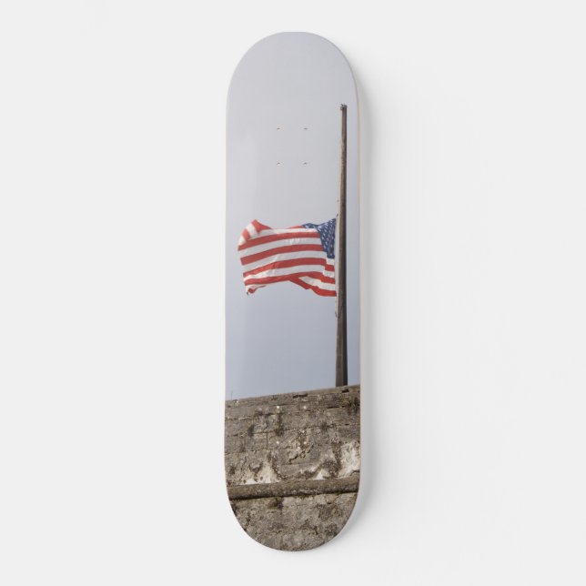Flagge der Vereinigten Staaten bei Half-Mast (USA) Skateboard (Vorderseite)
