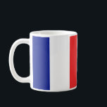 Flagge Frankreichs Tricolore Tasse<br><div class="desc">Die Flagge von Frankreich oder Drapeau de la France ist eine Trikolorenflagge mit drei vertikalen Bändern blau, weiß und rot. Es ist bekannt als die französische Tricolor oder einfach die Tricolor oder Tricolor. Zu Beginn der Französischen Revolution trug die Pariser Miliz, die eine prominente Rolle beim Sturm der Bastille spielte,...</div>