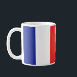 Flagge Frankreichs Tricolore Tasse<br><div class="desc">Die Flagge von Frankreich oder Drapeau de la France ist eine Trikolorenflagge mit drei vertikalen Bändern blau, weiß und rot. Es ist bekannt als die französische Tricolor oder einfach die Tricolor oder Tricolor. Zu Beginn der Französischen Revolution trug die Pariser Miliz, die eine prominente Rolle beim Sturm der Bastille spielte,...</div>
