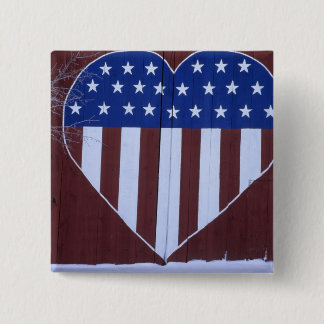 Flagge in der Herzform gemalt auf Scheune nach Button