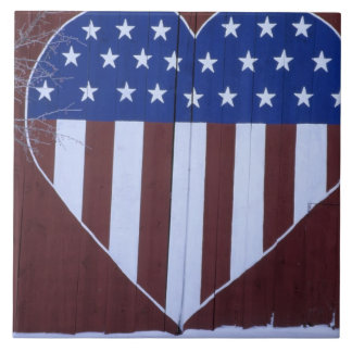 Flagge in der Herzform gemalt auf Scheune nach Fliese