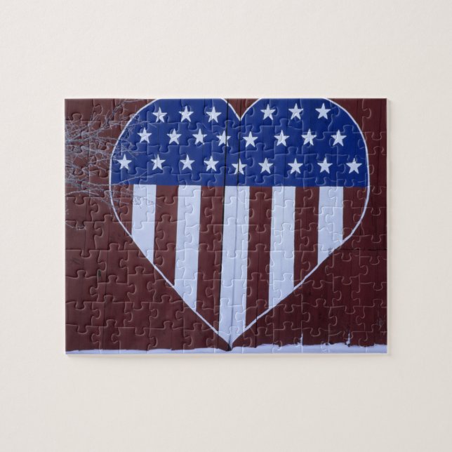 Flagge in der Herzform gemalt auf Scheune nach Puzzle (Horizontal)