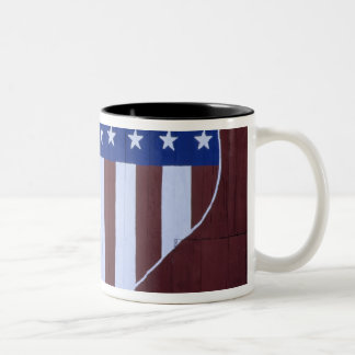 Flagge in der Herzform gemalt auf Scheune nach Zweifarbige Tasse