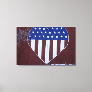 Flagge in Herzform auf einer Scheune gemalt nach 9 Leinwanddruck