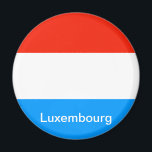 Flagge Luxemburgs Magnet<br><div class="desc">Die luxemburgische Flagge (Luxemburgisch: Lëtzebuerger Fändel, deutsch: Drapeau du Luxembourg) besteht aus drei horizontalen Streifen, rot, weiß und blau, mit einem Verhältnis von 1:2 oder 3:5. Es wurde zwischen 1845 und 1848 erstmals verwendet und am 23. Juni 1972 offiziell adoptiert. Luxemburg hatte bis 1830 keine Flagge, als Patrioten aufgefordert wurden,...</div>