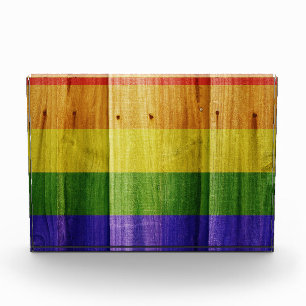 Flagge mit hölzernem Regenbogen Fotoblock