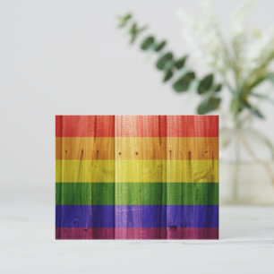 Flagge mit hölzernem Regenbogen Postkarte