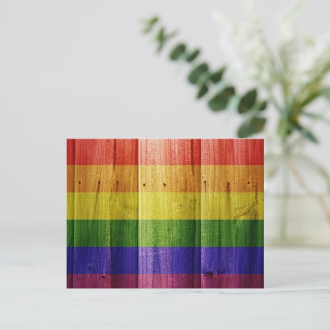 Flagge mit hölzernem Regenbogen Postkarte (Stehend Vorderseite)