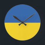 Flagge Runde Wanduhr<br><div class="desc">Die Flagge der Ukraine ist ein Banner von zwei gleich großen horizontalen Bändern von blau und gelb. Das obere repräsentiert den Himmel und das gelbe repräsentiert den Weizen. 
 Die Nationalflagge der Ukraine</div>