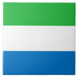 Flagge Sierra Leones Fliese<br><div class="desc">Dieses Design zeigt die Nationalflagge von Sierra Leone (offiziell als Republik Sierra Leone bekannt und informell als Salone bekannt), einem Land an der Südwestküste Westafrikas. Sierra Leone grenzt an Liberia im Südosten und an die Guinea im Nordosten. Das Land Sierra Leone hat ein tropisches Klima mit einer vielfältigen Umgebung von...</div>