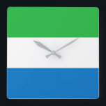 Flagge Sierra Leones Quadratische Wanduhr<br><div class="desc">Das Sierra Leone ist eine horizontale Trikolore. Die verwendeten Farben in der Flagge sind blau,  grün,  weiß. Der Anteil der Sierra Leone beträgt 2:3. Die Flagge Sierra Leones wurde 1961 adoptiert.</div>