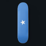 Flagge Somalias Skateboard<br><div class="desc">In diesem Design ist die Nationalflagge Somalias (offiziell als Bundesstaatliche Republik Somalia bekannt) zu sehen, eines Landes am Horn von Afrika. Somalia hat die längste Küste auf dem afrikanischen Festland. Somalia grenzt im Westen an Äthiopien, im Nordwesten an Dschibuti, im Norden an den Golf von Aden, im Osten an den...</div>