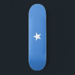 Flagge Somalias Skateboard<br><div class="desc">In diesem Design ist die Nationalflagge Somalias (offiziell als Bundesstaatliche Republik Somalia bekannt) zu sehen, eines Landes am Horn von Afrika. Somalia hat die längste Küste auf dem afrikanischen Festland. Somalia grenzt im Westen an Äthiopien, im Nordwesten an Dschibuti, im Norden an den Golf von Aden, im Osten an den...</div>