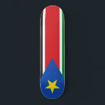 Flagge Südsudans (Afrika) Skateboard<br><div class="desc">Dieses Design zeichnet sich durch die Nationalflagge von Südsudan (offiziell als Republik Südsudan bekannt) aus, einem Binnenland in Ost-Zentralafrika. Südsudan grenzt im Osten an Äthiopien, im Norden an Sudan, im Westen an die Zentralafrikanische Republik, im Südwesten an die Demokratische Republik Kongo, im Süden an Uganda und im Südosten an Kenia....</div>