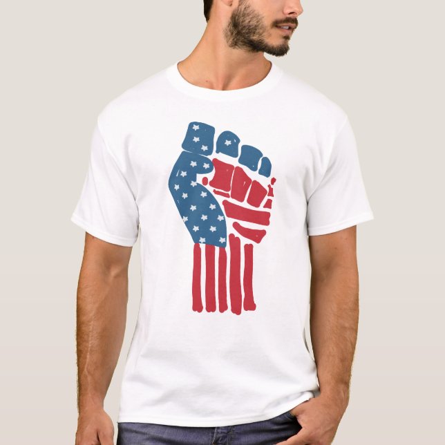 Flagge USA auf einer angehobenen geballten Faust  T-Shirt (Vorderseite)