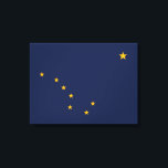 Flagge von Alaska Leinwanddruck<br><div class="desc">Dieses Design zeigt die Flagge von Alaska, ein Staat im Nordwesten der Westküste der Vereinigten Staaten, direkt gegenüber der Beringstraße aus Asien. Sie ist eine Exklave der Vereinigten Staaten und grenzt an die kanadische Provinz British Columbia und das Territorium von Yukon im Osten und Südosten und hat eine Seegrenze mit...</div>